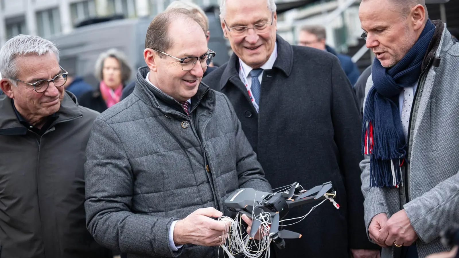 Bevor die Gespräche beginnen, zeigt die neue Drohnenabwehr-Einheit der Bundespolizeidirektion 11, was sie kann. (Foto: Sina Schuldt/dpa)