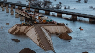 Die Brückenbaustelle der A14-Nordverlängerung bei Wittenberge in Brandenburg steht unter Wasser. Welche Kosten durch das Hochwasser entstehen, ist noch unklar. (Foto: Stephan Schulz/dpa)