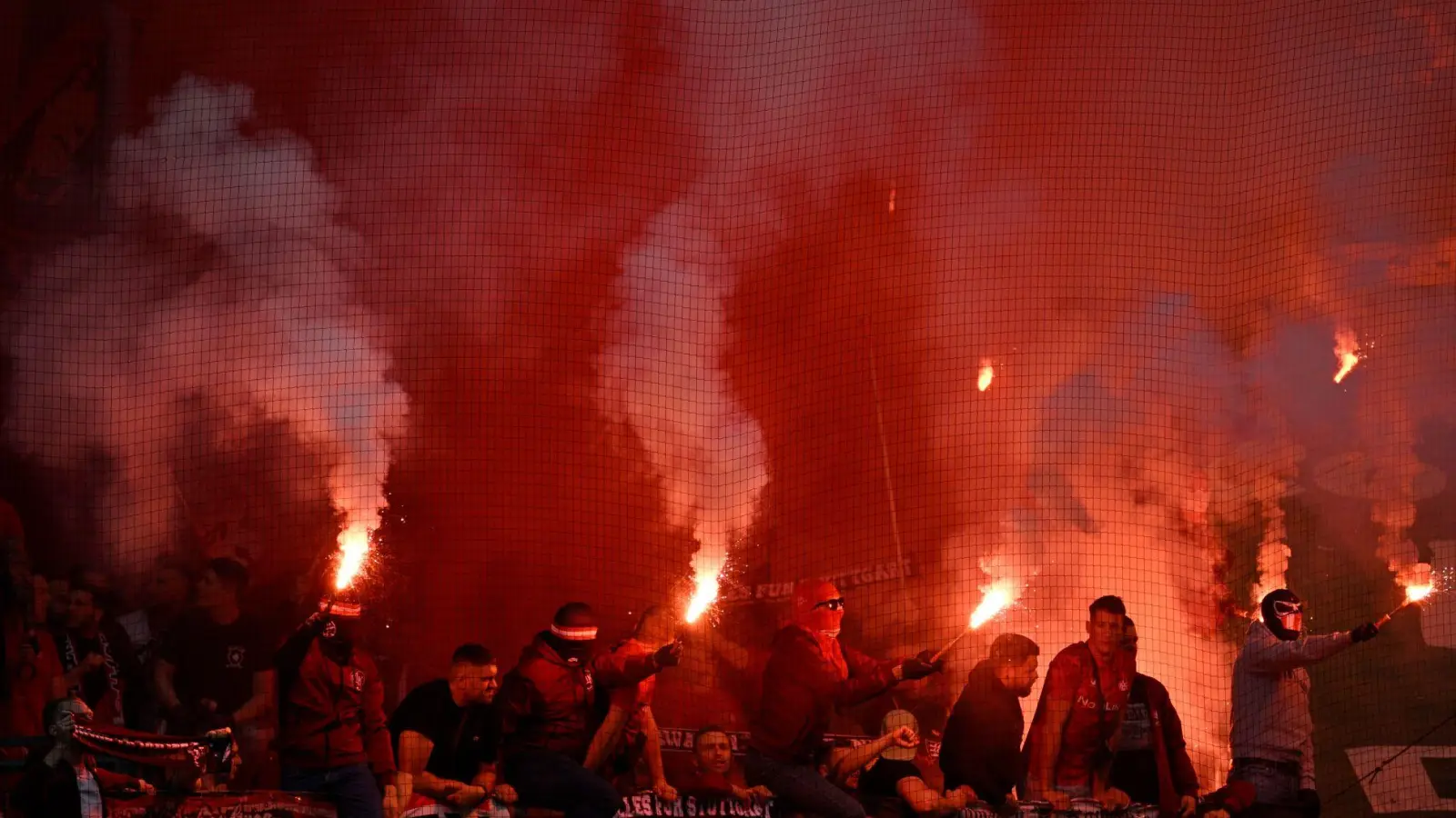 Kölner Fans zünden Pyrotechnik beim Spiel gegen Kaiserslautern (Foto: Anke Waelischmiller/dpa)