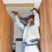 Kellerdecke dämmen, Heizkosten senken: Wer handwerkliches Geschick besitzt, kann die Dämmung der Kellerdecke selbst anbringen. (Foto: Klaus-Dietmar Gabbert/dpa-tmn)
