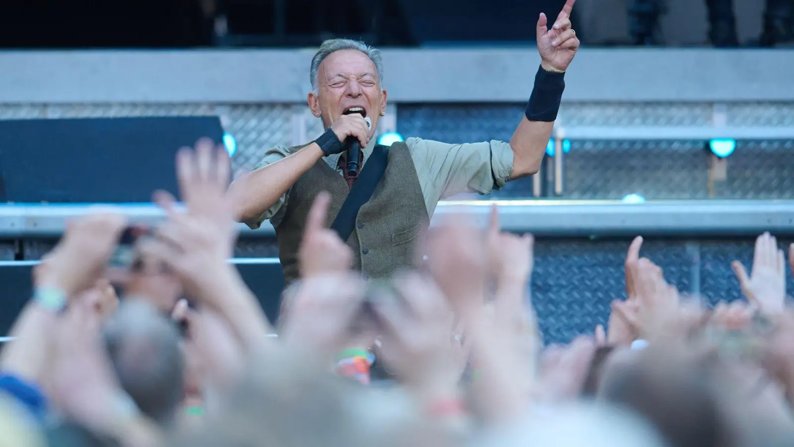 Bruce Springsteen and The E Street Band spielen im Berliner Olympiastadion im Rahmen ihrer Europatournee 2025. (Foto: Annette Riedl/dpa)