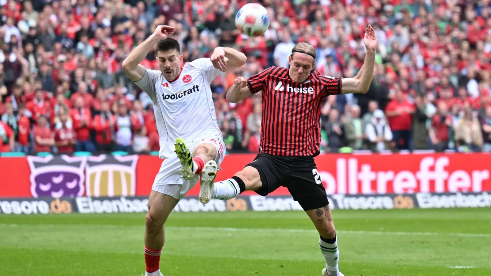 Im Zweikampf: Nürnbergs Torschütze Luka Lochoshvili (l) und Hannovers Stefan Teitur Thordarson. (Foto: Swen Pförtner/dpa)