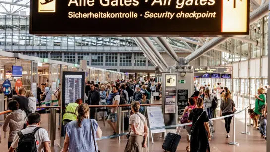 Fluggäste im Helmut Schmidt Flughafen in Hamburg vor dem Sicherheitscheck. (Foto: Axel Heimken/dpa)