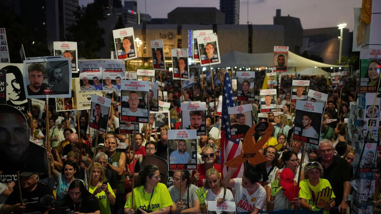 Zehntausende Menschen demonstrierten in Tel Aviv gegen die von der israelischen Regierung geplante Ausweitung des Gaza-Kriegs.  (Foto: Ohad Zwigenberg/AP/dpa)