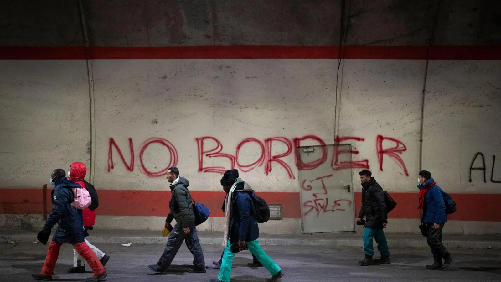 Migranten auf dem Weg von Italien nach Frankreich (Archivbild). (Foto: Daniel Cole/AP/dpa)