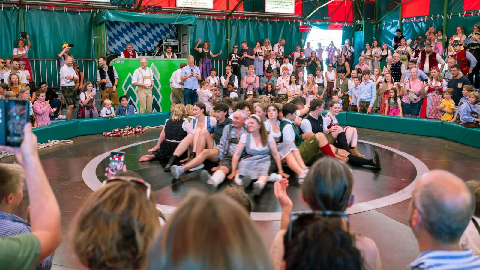 Will hier jemand seine Freundin filmen oder die Bilder im Internet hochladen? Das ist die Krux beim Teufelsrad (Archivbild). (Foto: Leonie Asendorpf/dpa)