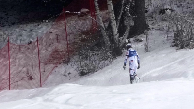 Ein Bild dieser Winterspiele: Atle Lie McGrath stapfte nach seinem Aus im Slalom einsam durch den Schnee in Richtung eines Waldstück. (Foto: John Locher/AP/dpa)