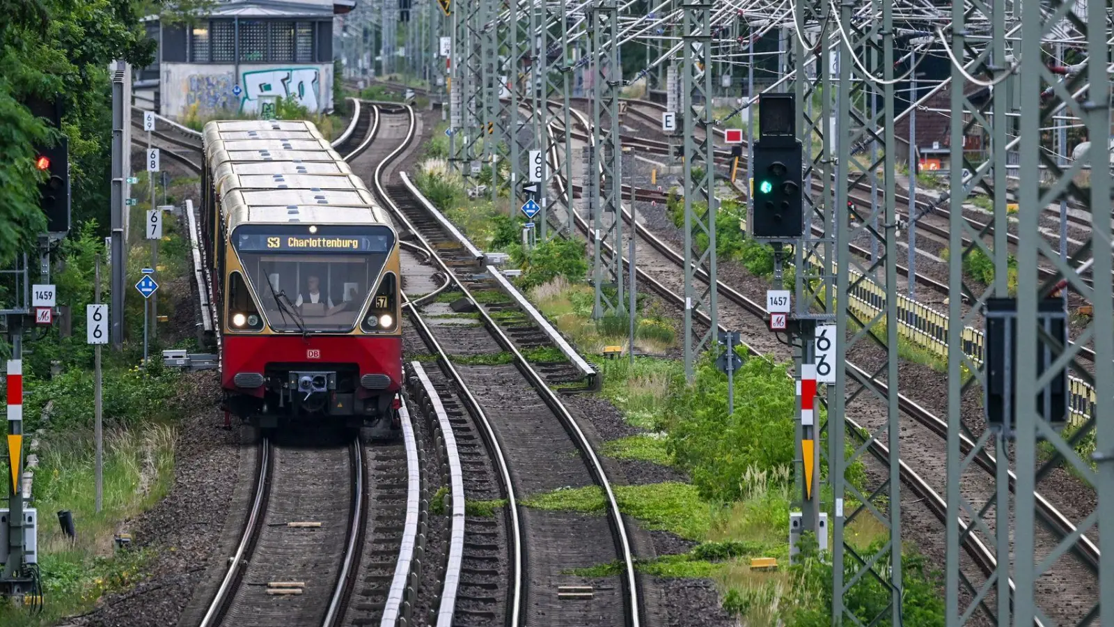 Am Morgen waren die S-Bahn-Strecken zwar freigegeben, es kam aber weiter zu Einschränkungen.  (Foto: Jens Kalaene/dpa)