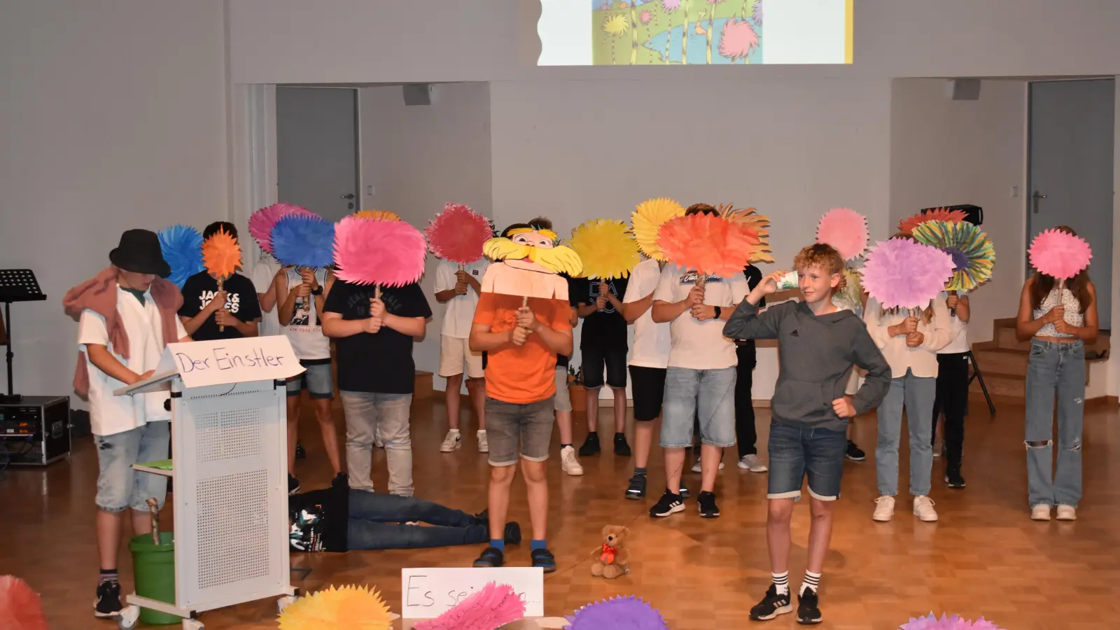 Die Klasse 6e hatte für ihre Präsentation auch einiges gebastelt. (Foto: Ute Niephaus)