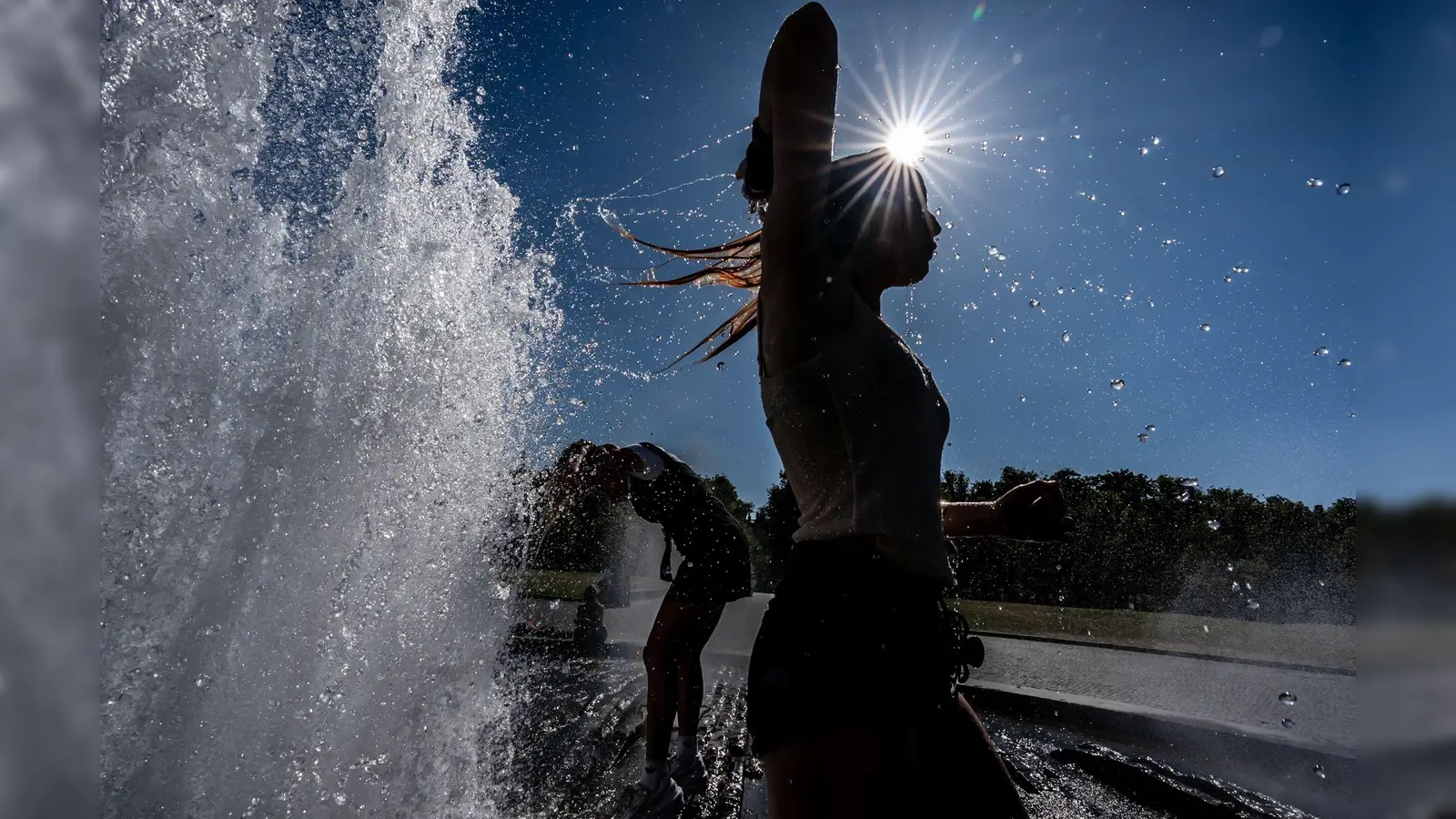 Temperaturen von annähernd 40 Grad in der Hauptstadt - diese Touristen nutzen einen Brunnen zur Abkühlung. (Foto: Michael Kappeler/dpa)