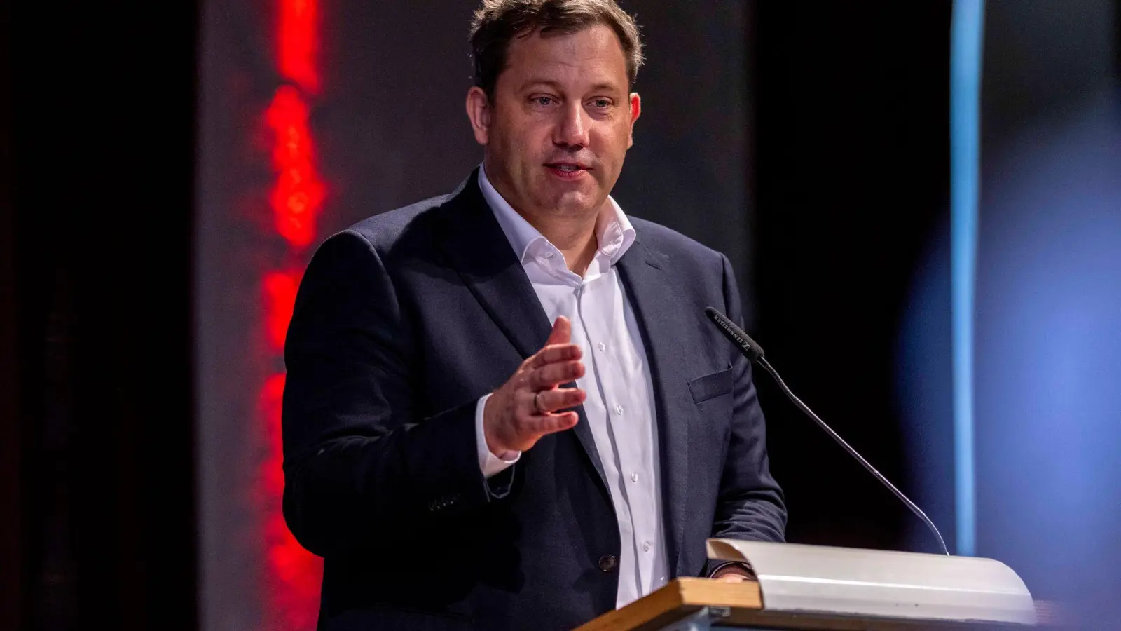 Lars Klingbeil hat in Bielefeld bestätigt, dass es bei Gesprächen mit der CDU sehr laut wurde.  (Foto: David Inderlied/dpa)