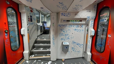 Unbekannte Fans lassen den Zug verwüstet zurück. (Foto: -/Bundespolizei/dpa)