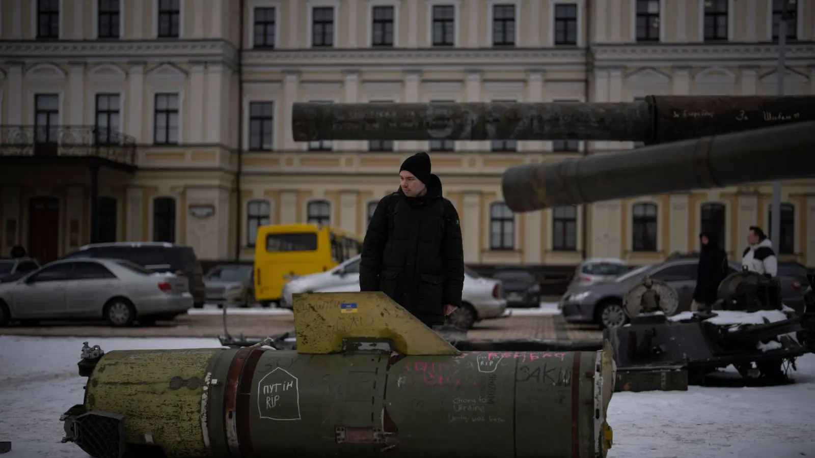 Ein Mann betrachtet in Kiew die Überreste einer nach ukrainischen Angaben russischen Rakete. (Foto: Daniel Cole/AP/dpa)