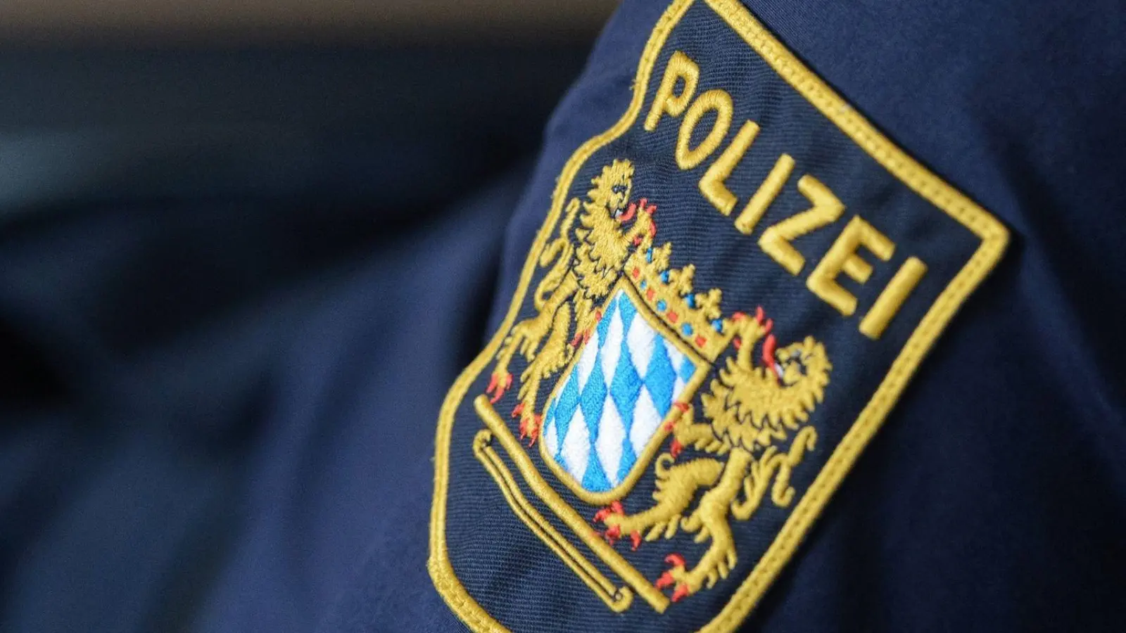 Ein Wappen der Bayerischen Polizei an einer Uniform. (Foto: Timm Schamberger/dpa)