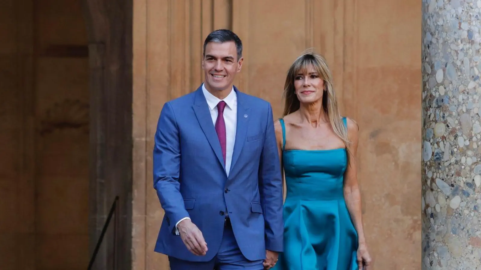 Spaniens Regierungschef Pedro Sanchez zusammen mit seiner Ehefrau Begona Gomez beim Gipfeltreffen der Europäischen Politischen Gemeinschaft in der Alhambra in Granada. (Foto: Álex Cámara/EUROPA PRESS/dpa)