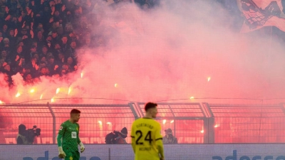 Bochumer Fans brannten während der Partie in Dortmund Bengalische Feuer ab. (Foto: Bernd Thissen/dpa)