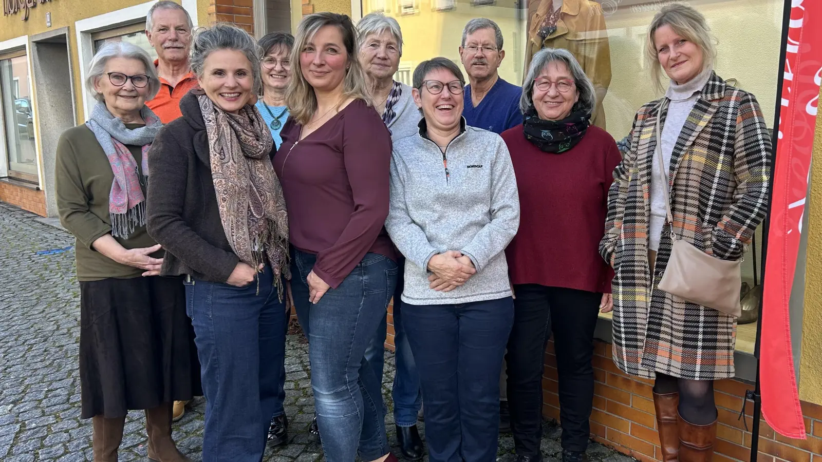 Gute Laune: Bürgermeisterin Dorina Jechnerer und Ladenchefin Elisabeth Olm (vorne, von links) haben für die Umsetzung des Projekts intensiv zusammengearbeitet.  (Foto: Florian Pöhlmann)