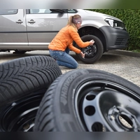 Räder selbst wechseln: Beim eigenständigen Tausch nicht die Sicherheit vergessen. (Foto: Angelika Warmuth/dpa/dpa-tmn)