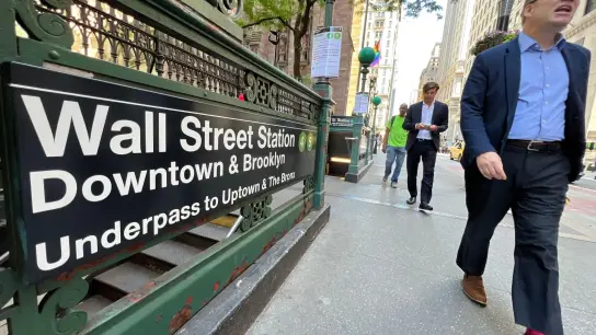 Geschäftsleute an der New Yorker Wall Street. (Foto: Stephen Shaver/ZUMA Press Wire/dpa)