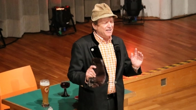 Übt sich in stoischer Gelassenheit, aber lange hält er das nicht durch: der Kabarettist Frank-Markus Barwasser alias Erwin Pelzig beim Auftritt im Ansbacher Onoldiasaal. (Foto: Martina Kramer)