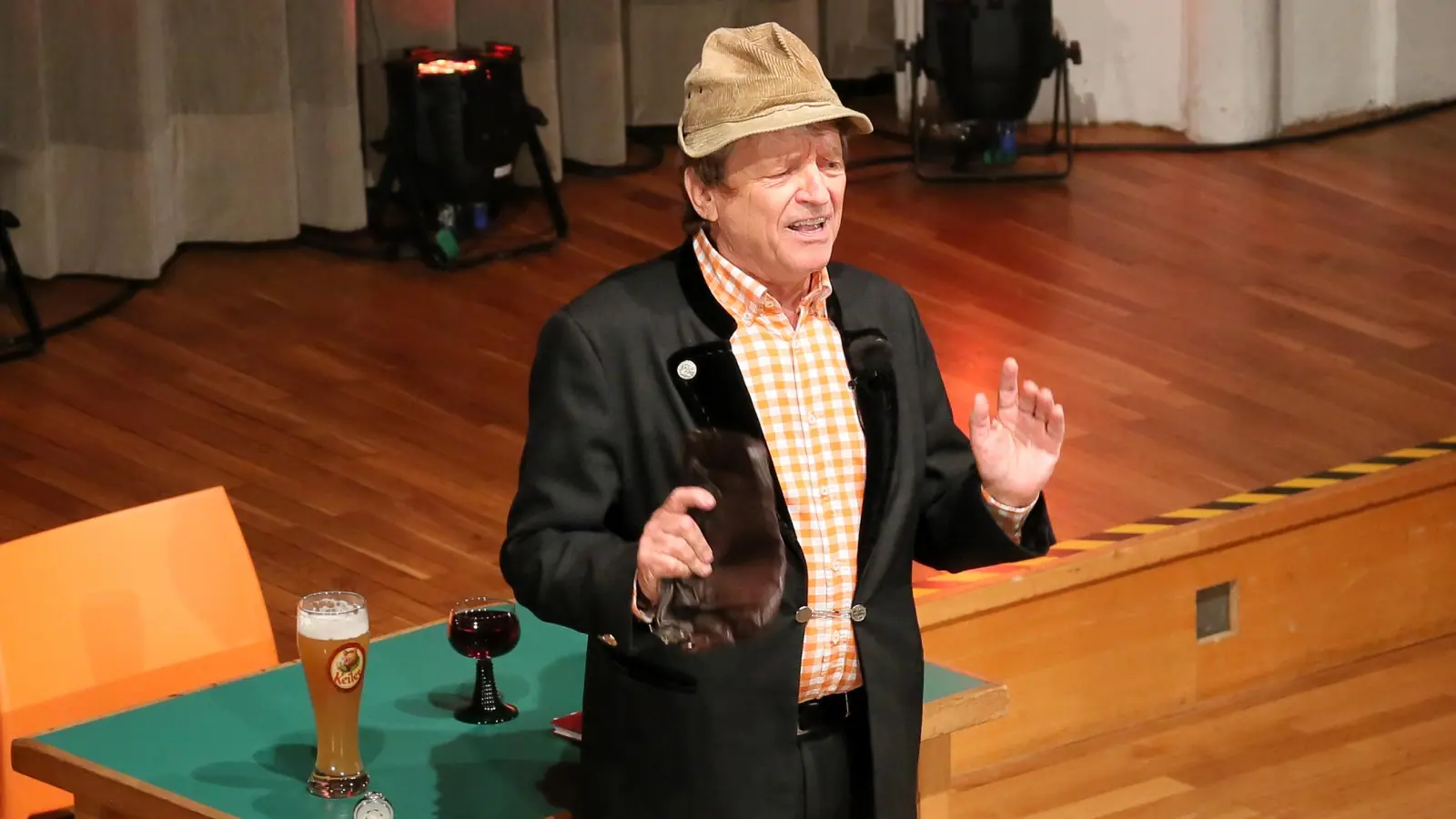 Übt sich in stoischer Gelassenheit, aber lange hält er das nicht durch: der Kabarettist Frank-Markus Barwasser alias Erwin Pelzig beim Auftritt im Ansbacher Onoldiasaal. (Foto: Martina Kramer)