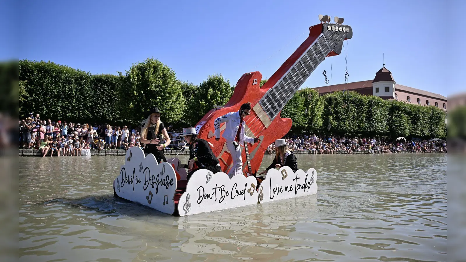 „Musikalische” Boote wie diese schwimmende Riesengitarre fahren bei der Regatta eines Musikfestivals im tschechischen Holešov.  (Foto: Glück Dalibor/CTK/dpa)