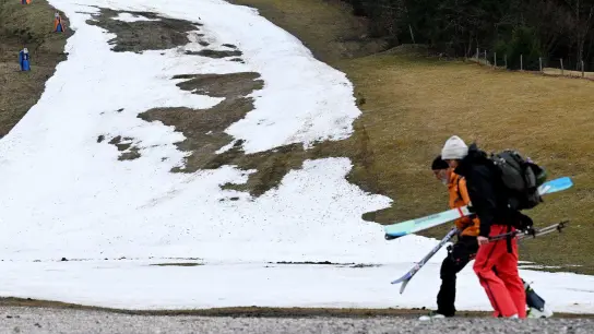 Ende der Skisaison 2022/23 in Garmisch-Partenkirchen - dort lag im März kaum noch Schnee. (Foto: Angelika Warmuth/dpa)