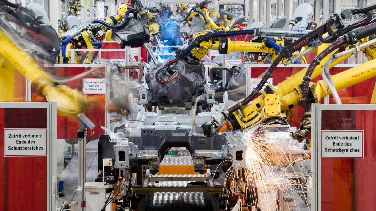 Viele Autobauer stehen unter Druck. (Archivbild)  (Foto: Julian Stratenschulte/dpa)