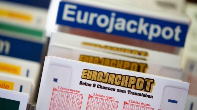 Lottoscheine mit der Aufschrift „Euro Jackpot“ liegen in einer Lotto-Annahmestelle. (Foto: Thomas Banneyer/dpa/Symbolbild)