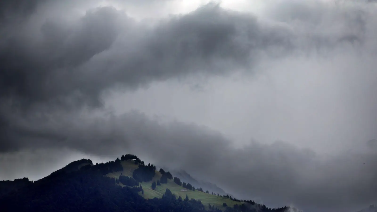 Schwere Gewitter und heftiger Starkregen ziehen am Donnerstag über Bayern. (Archivbild) (Foto: Karl-Josef Hildenbrand/dpa)