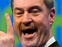 Markus Söder (CSU), Ministerpräsident von Bayern und CSU-Chef, steht beim politischen Aschermittwoch der CSU auf der Bühne. (Foto: Sven Hoppe/dpa)