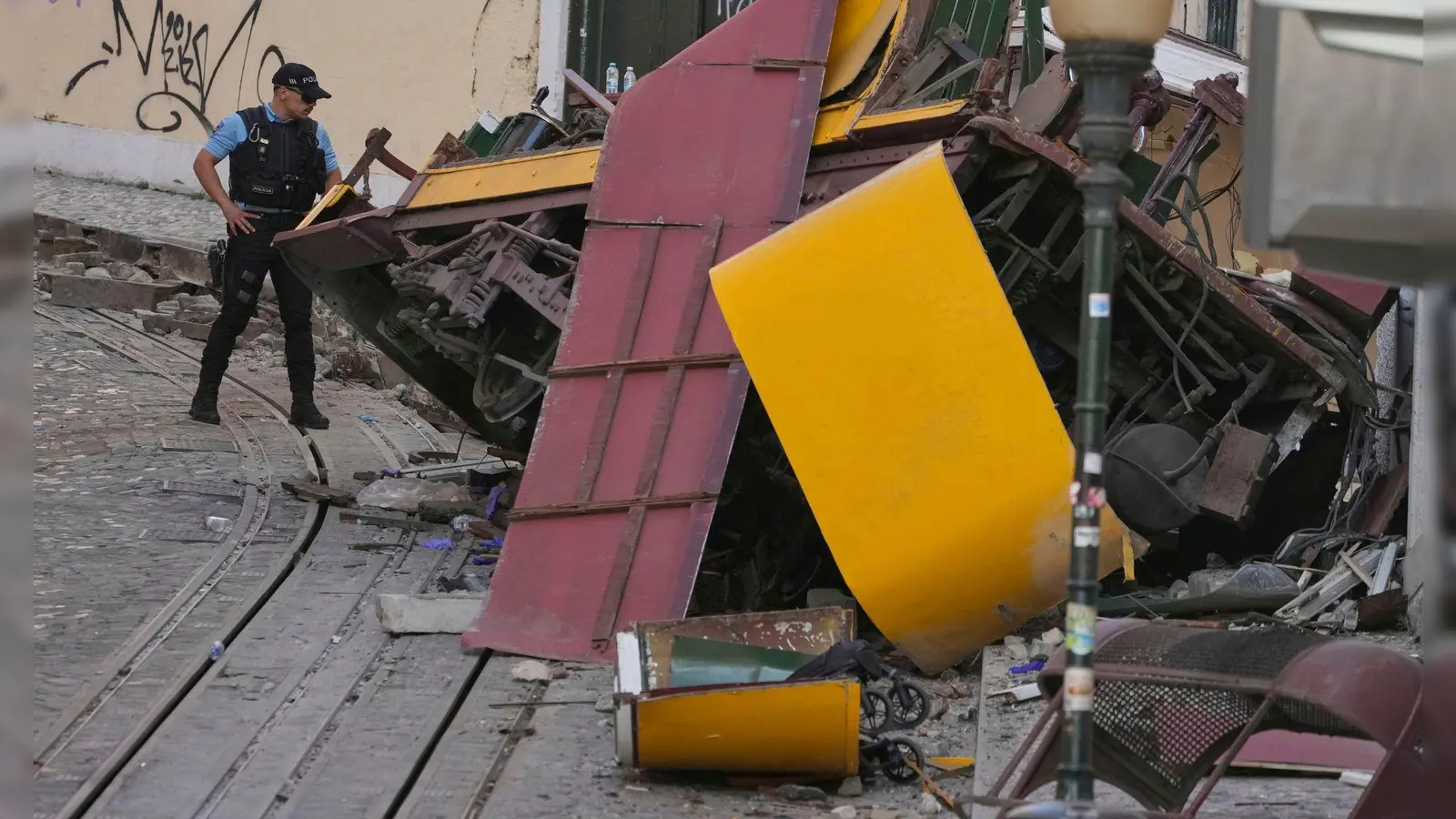Bei dem Unglück in Lissabon kamen 16 Menschen ums Leben und 21 wurden verletzt. (Foto: Armando Franca/AP/dpa)