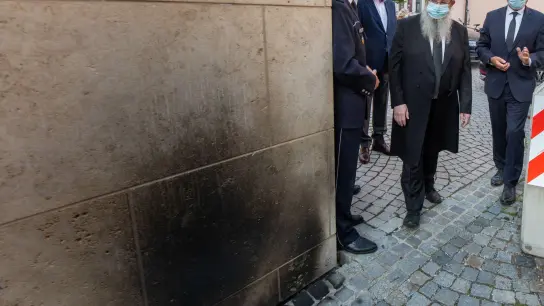 Innenminister Thomas Strobl (r) geht mit Rabbiner Shneur Trebnik zur Synagoge. (Foto: Stefan Puchner/dpa/Archivbild)