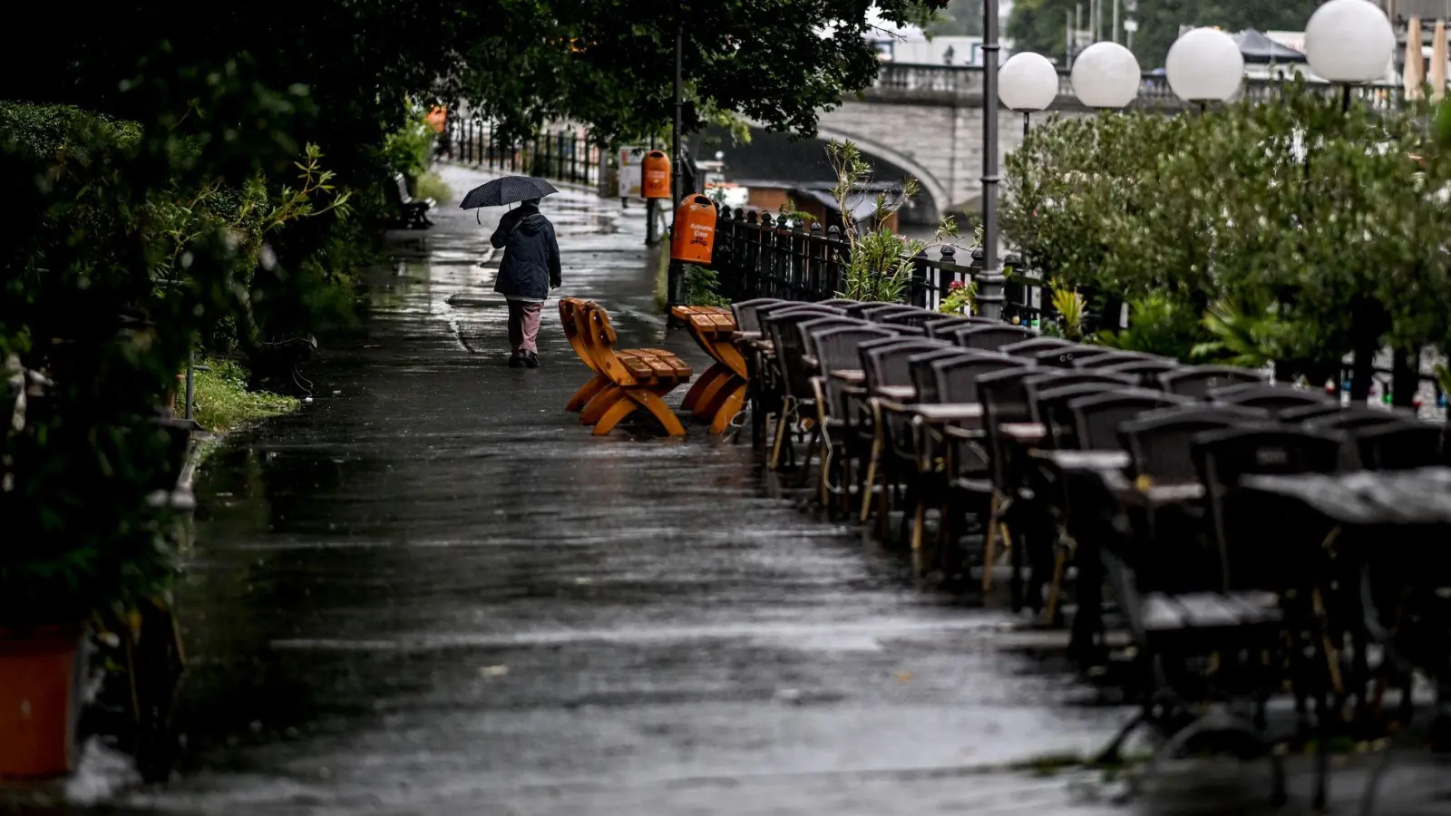 Die Lage für das Gastgewerbe bleibt schwierig. Die Branche machte im Juli eigenen Angaben zufolge ein deutliches Umsatzminus. (Foto: Britta Pedersen/dpa)