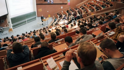 Erstsemesterstudenten sitzen in einen Hörsaal der Universität Kassel und nehmen an der Einführungsveranstaltung in Maschinenbau teil. (Foto: picture alliance / dpa)