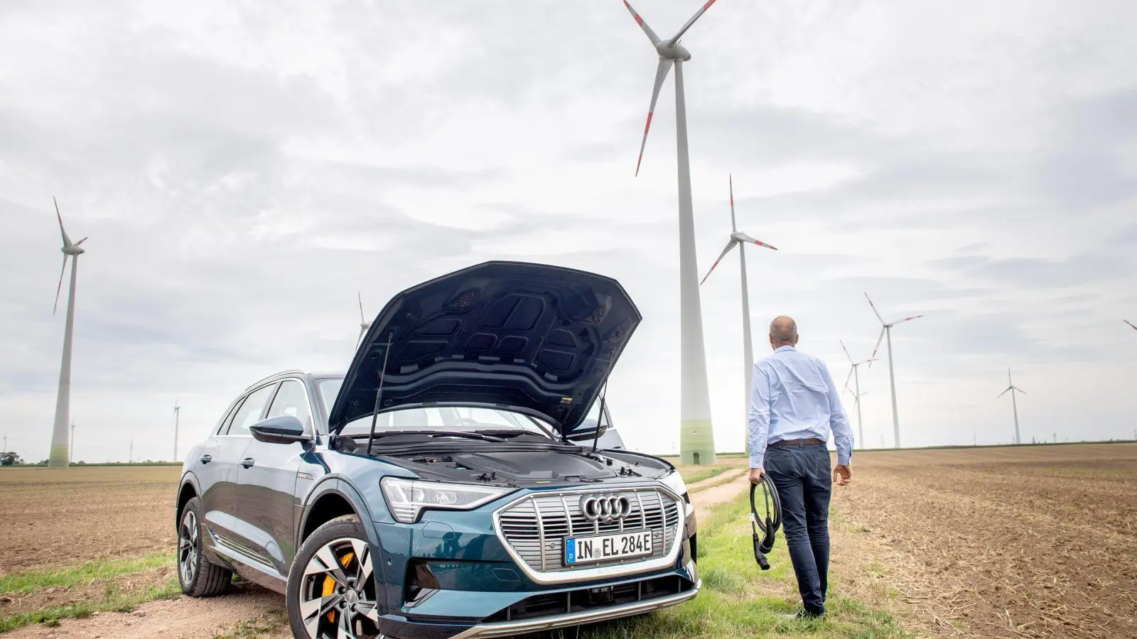 Auf der Suche nach neuem Strom: Direkt am Windrad gibt's sicher keinen - doch Ladesäulen sind mittlerweile ja keine Seltenheit mehr. (Foto: Zacharie Scheurer/dpa-tmn)