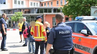 Einsatzkräfte von Polizei und Rettungsdiensten stehen vor dem Welfen-Gymnasium. (Foto: Lennart Preiss/dpa)