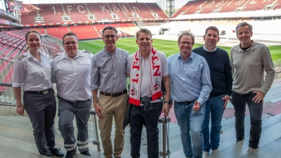 Marc Stentenbach (m, mit Schal) wurde im Stadion das Leben gerettet. (Foto: -/1. FC Köln/dpa)