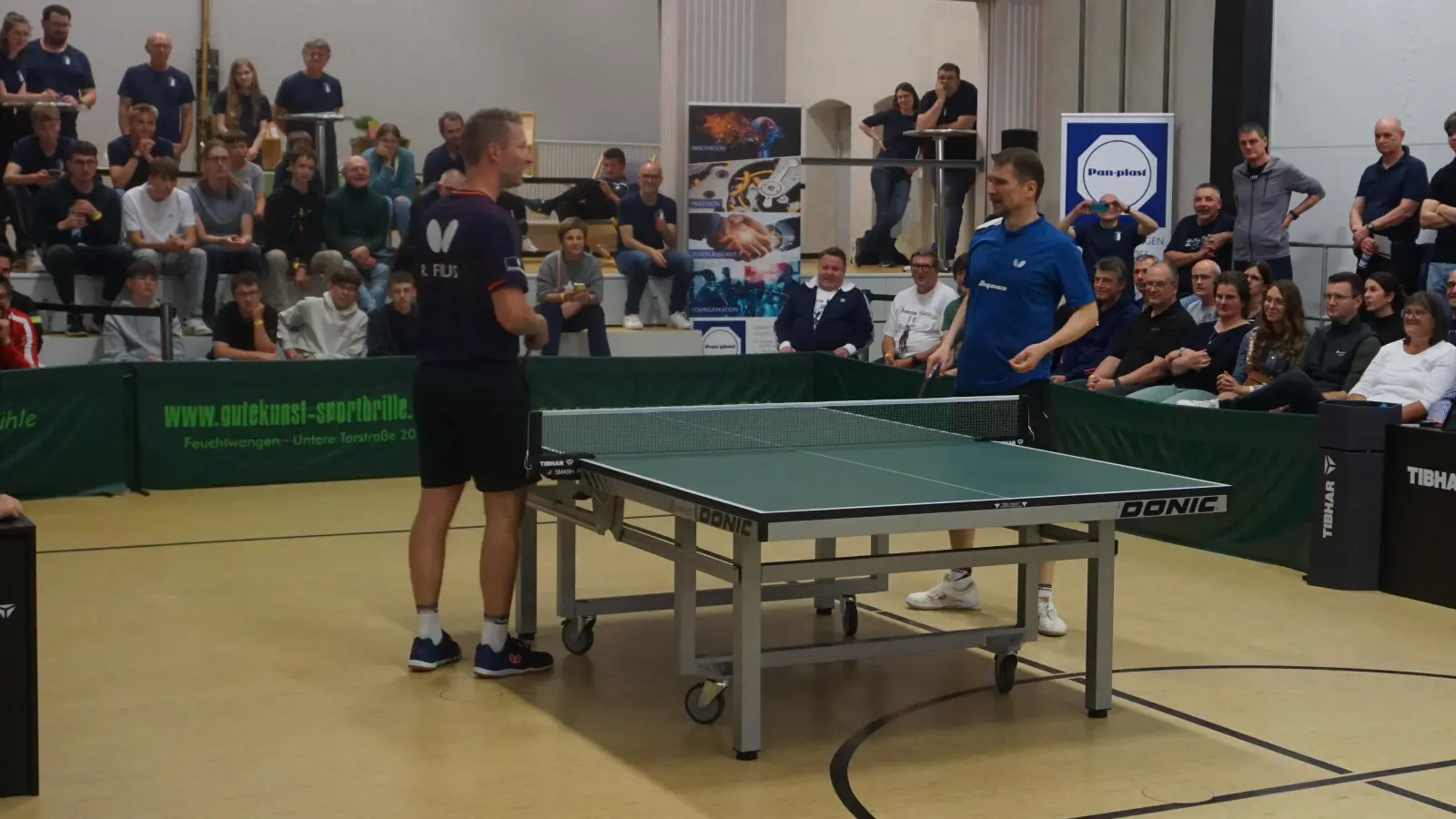 Ruwen Filus (links) und Werner Schlager beim Showkampf in Feuchtwangen. (Foto: Wolfgang Hauf)