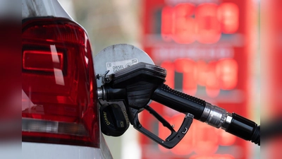 Die 63-Jährige bezahlte unbemerkt die Tankladung der Betrügerin. (Symbolbild) (Foto: Sebastian Kahnert/dpa)