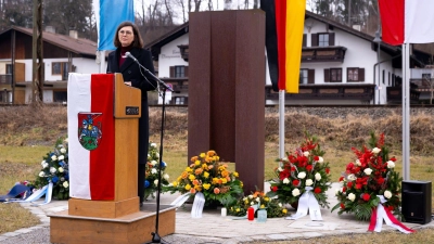 Landtagspräsidentin Ilse Aigner erinnert an das Zugunglück von Bad Aibing vor zehn Jahren. (Foto: Sven Hoppe/dpa)