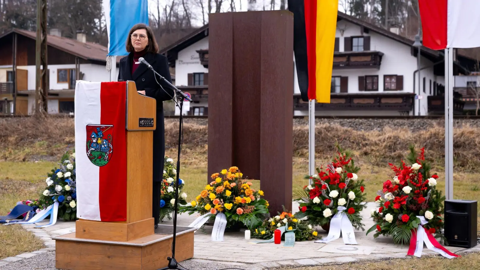 Landtagspräsidentin Ilse Aigner erinnert an das Zugunglück von Bad Aibing vor zehn Jahren. (Foto: Sven Hoppe/dpa)
