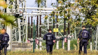 Einsatzkräfte der Polizei durchsuchten auch am Tag nach der Tat das Gelände um die Hochspannungsleitungen. (Foto: Frank Hammerschmidt/dpa)