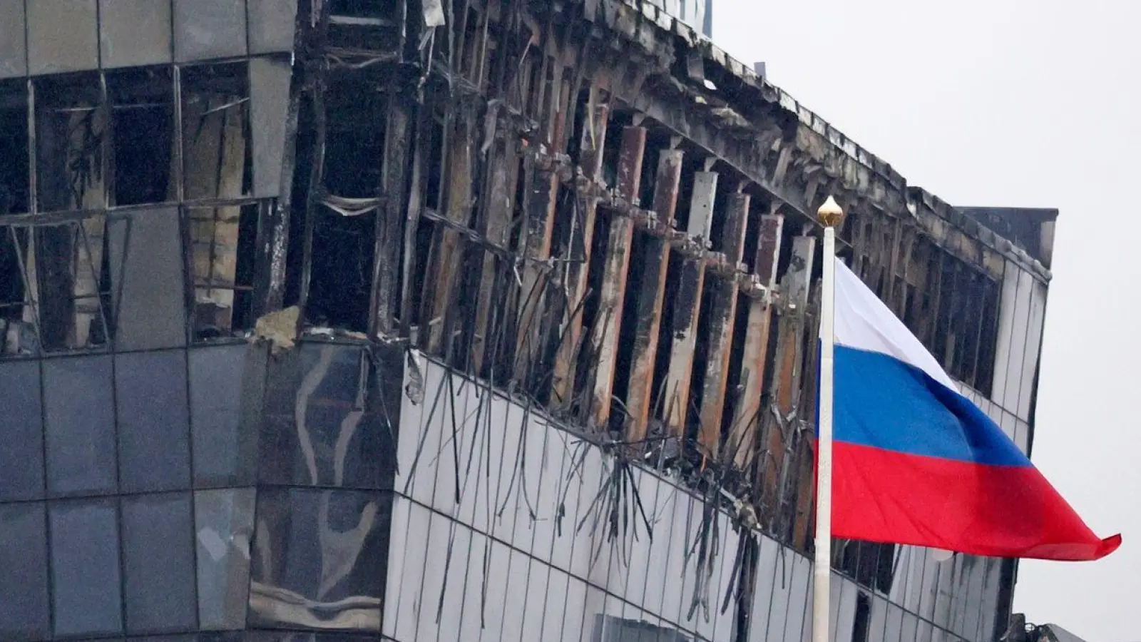 Blick auf die Crocus City Hall im Nordwesten Moskaus nach dem Terroranschlag. Mindestens 139 Menschen wurden getötet, rund 200 weitere verletzt. (Foto: Vitaly Smolnikov/AP/dpa)