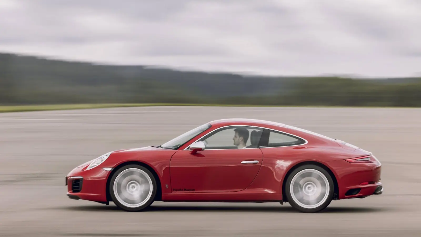 Heiß begehrt: Der 911 von Porsche ist eine Ikone - und auch gebraucht meist eine Bank. Aber nicht nur den Kauf, sondern auch die Wartung des Sport-Stars muss man sich leisten können. (Foto: Porsche AG/dpa-tmn)