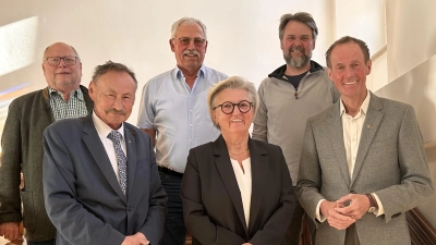 Dr. Matthias Lammel, Heinrich Schöllmann, Heinrich Piott, Ulrike Fees und Stefan Klein (von links) wurden von Dinkelsbühls OB Dr. Christoph Hammer (rechts) aus dem Stadtrat verabschiedet. (Foto: Martina Haas)
