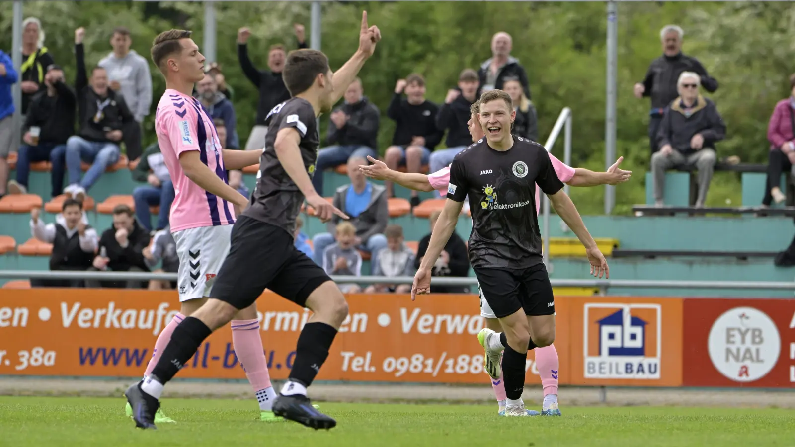 Die SpVgg Ansbach bejubelt das 2:0 gegen den TSV Aubstadt, links Michael Sperr und rechts Torschütze Riko Manz. (Foto: Martin Rügner)