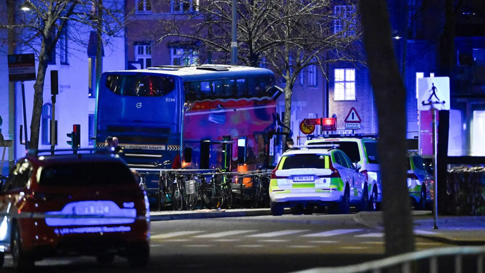 In der schwedischen Hauptstadt Stockholm hat es einen schweren Busunfall gegeben. (Foto: Henrik Montgomery/TT News Agency via AP/dpa)
