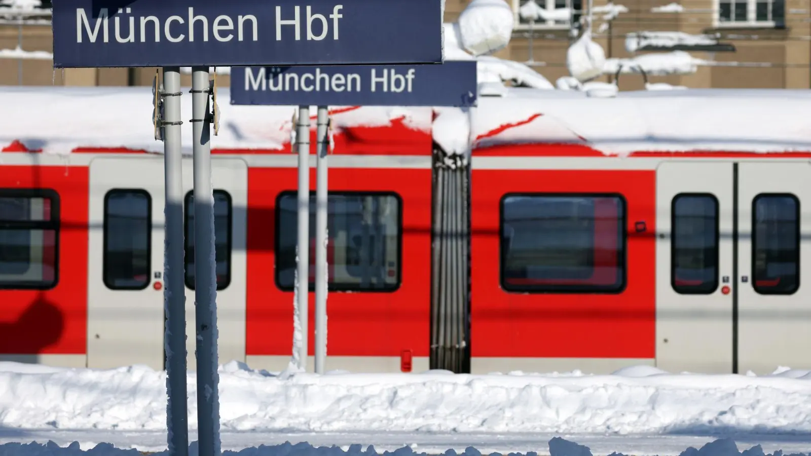 Ein mit Schnee bedeckter Zug. (Foto: Karl-Josef Hildenbrand/dpa)