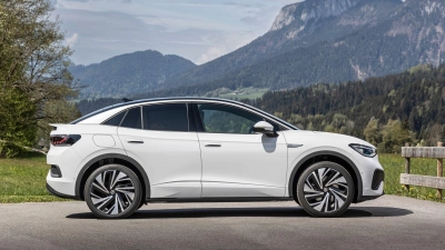 Schräge Sache: Der ID.5 (im Bild) unterscheidet sich im Design vor allem in der Heckgestaltung vom ID.4. (Foto: Ingo Barenschee/Volkswagen AG/dpa-tmn)